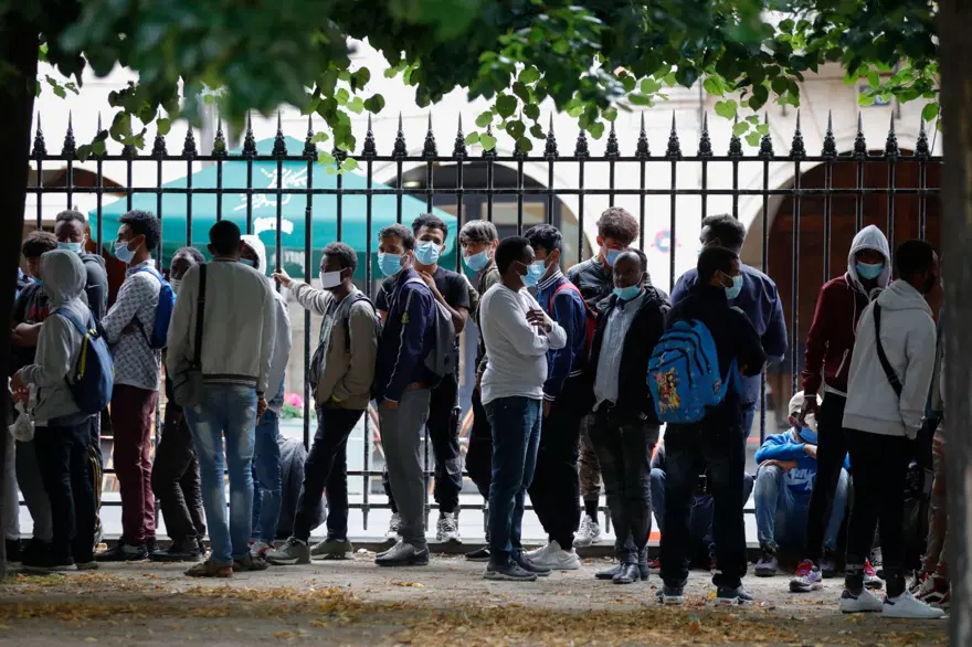 400 evsiz Paris’te ‘onurlu barınma’ için çadır kurdu 11 400 evsiz Paris’te ‘onurlu barınma’ için çadır kurdu 11