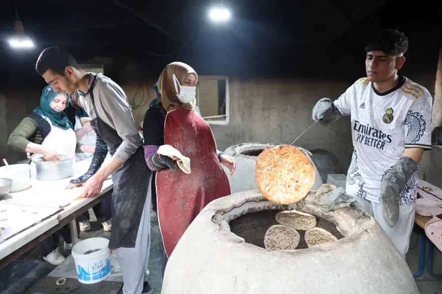 2 çeşit ekmek için 7 kilometre yol kat ediyorlar: Saat 15.00'de yoğunluk başlıyor 2