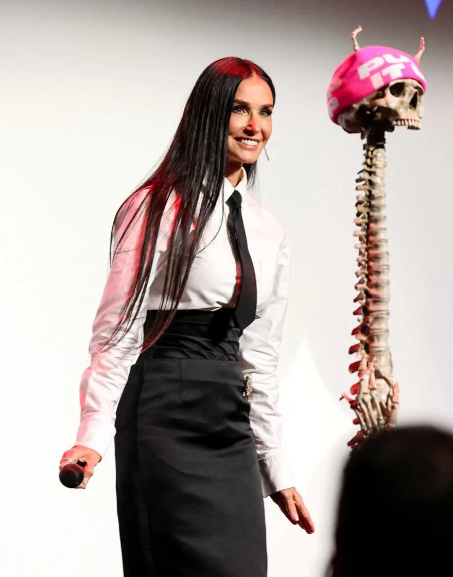 3 çocuk annesi dünyaca ünlü oyuncu Demi Moore, kilo verme sırrını paylaştı! 1