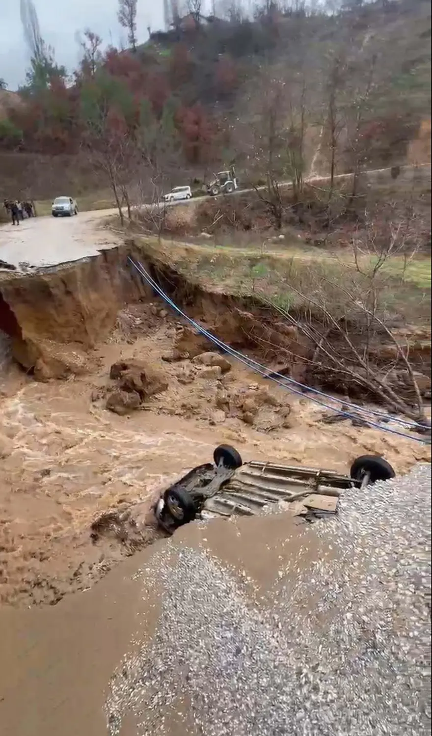 İzmir'de toprak kayması: Yol çöktü, otomobil çukura düştü 4