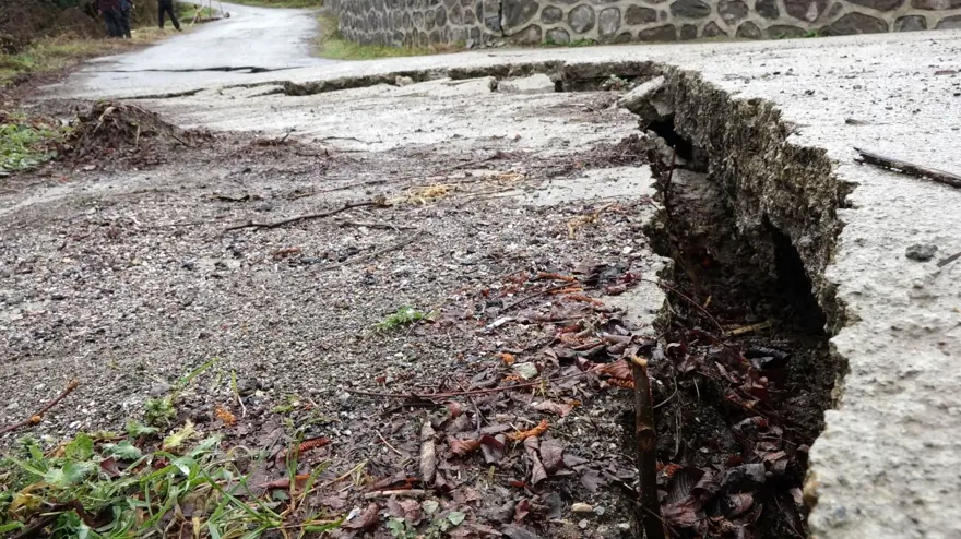 Yolda derin çatlaklar oluştu: Endişelendiren görüntü 1