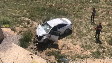 Başkale'de araç köprüden uçtu