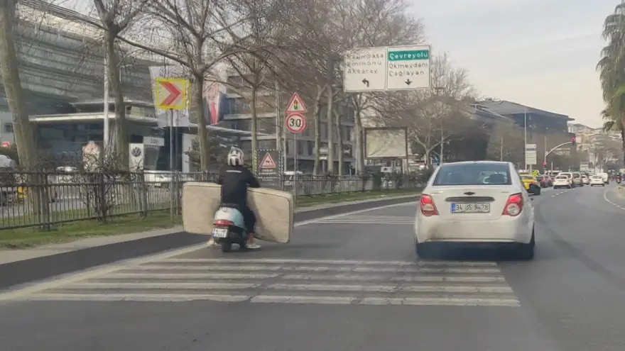 İstanbul’da bir kişi motosikletle yatak taşıdı 2