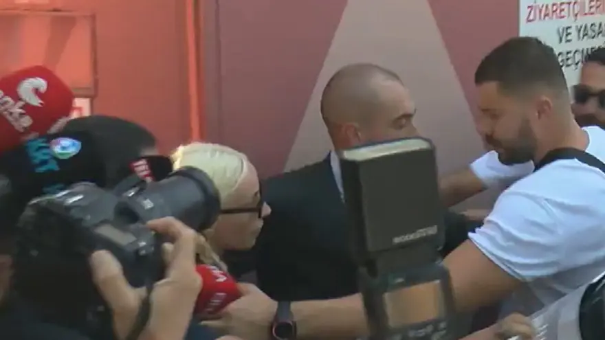 Ev hapsinde olan Gülşen'in yerine sahneye orkestra ve vokal grubu çıktı 4