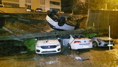 Duvar çöktü, 4 araç pert oldu