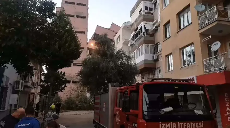 İzmir'de okul binası, yıkımı sırasında yan yattı 1