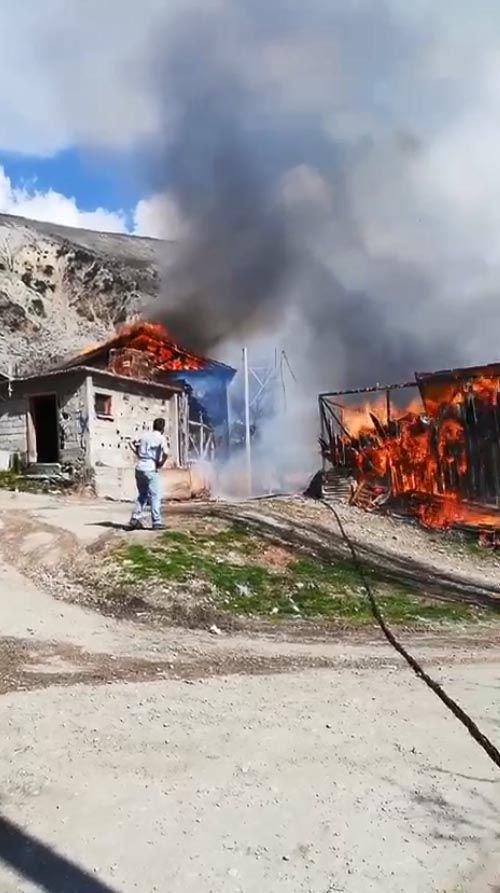Köyde çıkan yangında 2 ev, samanlık ve odunluk yandı: 2 yaralı