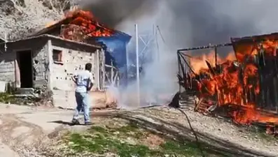 Köyde çıkan yangında 2 ev, samanlık ve odunluk yandı: 2 yaralı