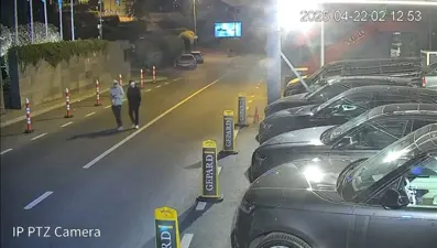 15 yaşındaki çocuk oto galeriyi kurşun yağmuruna tuttu