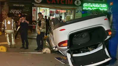 Kadıköy'de otomobil devrildi: 2 yaralı
