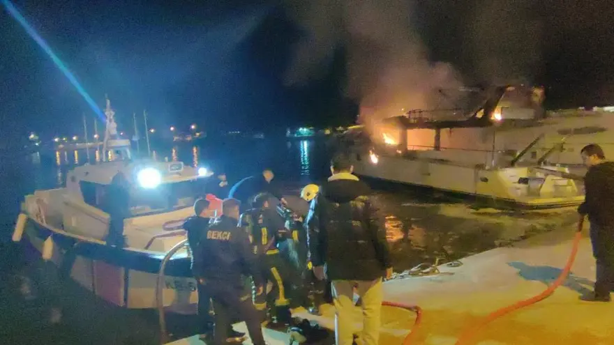 Balıkçı barınağındayangın paniği: Yat alevlere teslim oldu 1