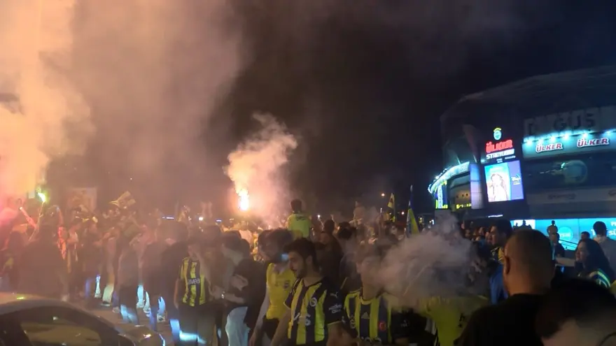 Fenerbahçeli taraftarlar, Kadıköy'de kupa zaferini kutladı 4