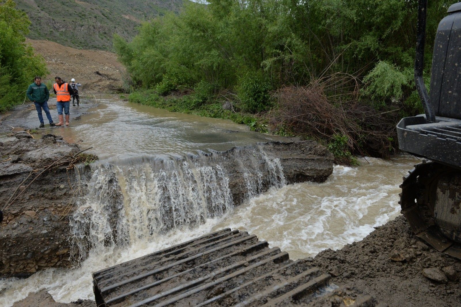 HES'in su borusu patladı: Heyelan ve su taşkınlar yaşandı