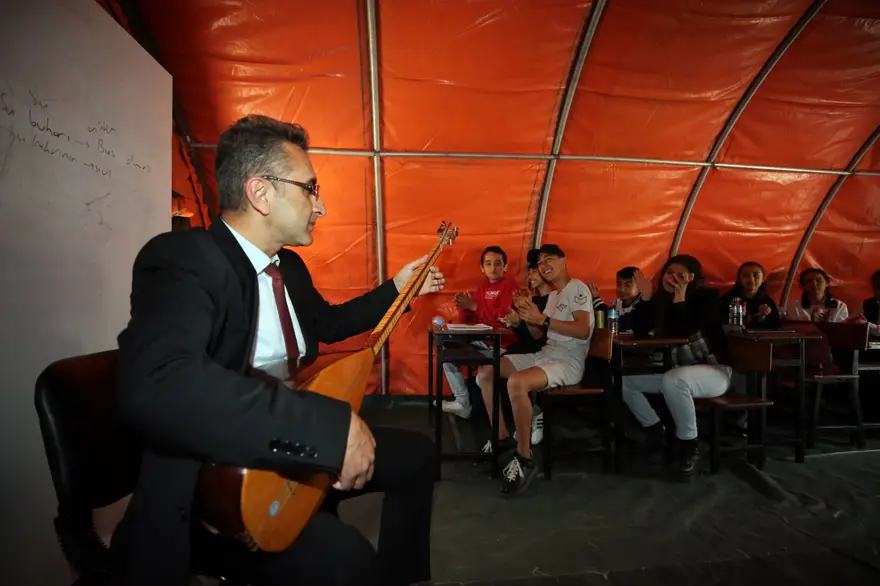 Depremzede öğrencilere çadırda LGS ve YKS kursu 8