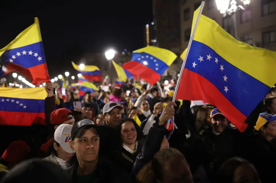 Venezuela'da "hileli" seçim tartışması: Yüzlerce göçmen sokaklarda toplandı 7 Venezuela'da "hileli" seçim tartışması: Yüzlerce göçmen sokaklarda toplandı 7