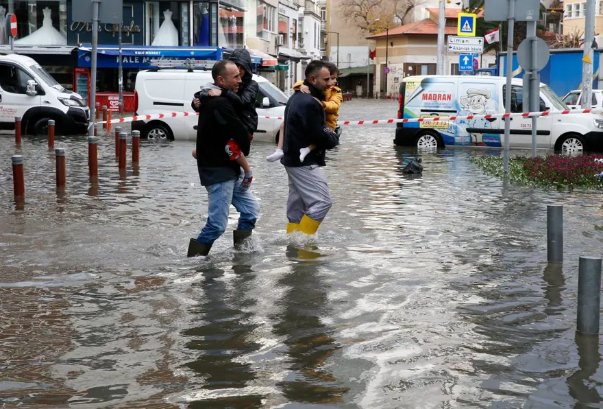 İzmir'de fırtına: Deniz taştı, işyerlerini su bastı 18