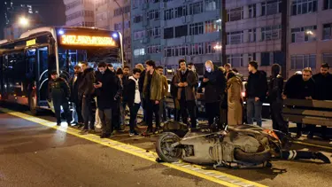 Metrobüsle motosiklet çarpıştı: 1 ölü, 1 yaralı