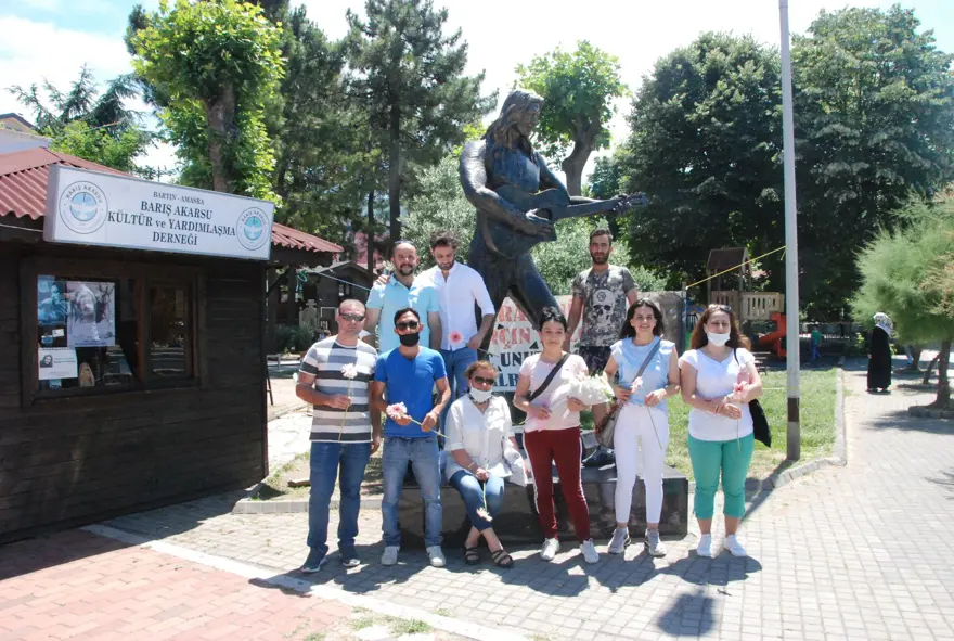 Şarkıcı Barış Akarsu 42'nci doğum gününde anıldı 5