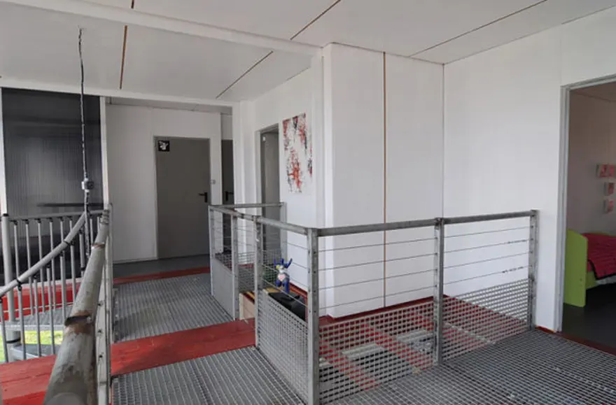 Metal zemin kargo gemisini anımsatıyor 11