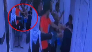 Şanlıurfa'da hasta yakınlarından doktora saldırı Şanlıurfa'da hasta yakınlarından doktora saldırı