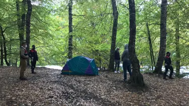 Karantinada olması gerekirken Yedigöller'de yakalandılar