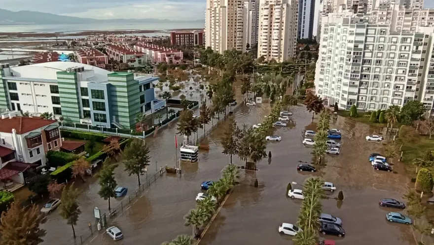 İzmir'de yağışın ardından deniz taştı: Aranan 2 kişinin cansız bedenine ulaşıldı 1