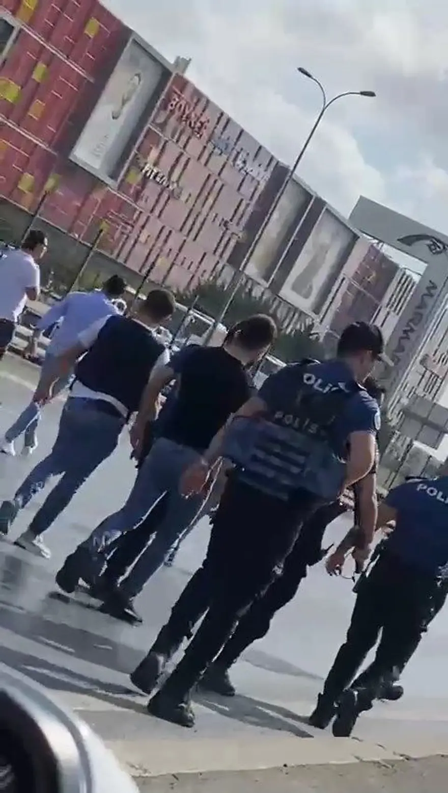 Beylikdüzü D-100 karayolunda hareketli dakikalar (Polis şüpheliyi ayağından vurdu) 3