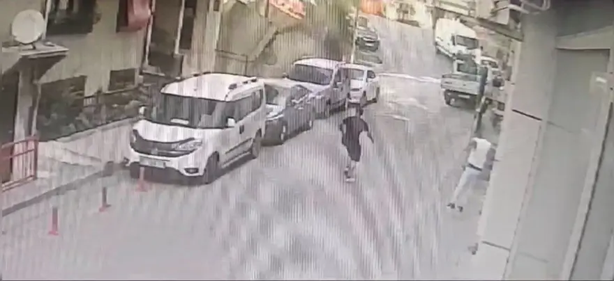 Kağıthane'de korku dolu anlar: Pedalı takılan kamyonet bina boşluğuna düştü 2 Kağıthane'de korku dolu anlar: Pedalı takılan kamyonet bina boşluğuna düştü 2