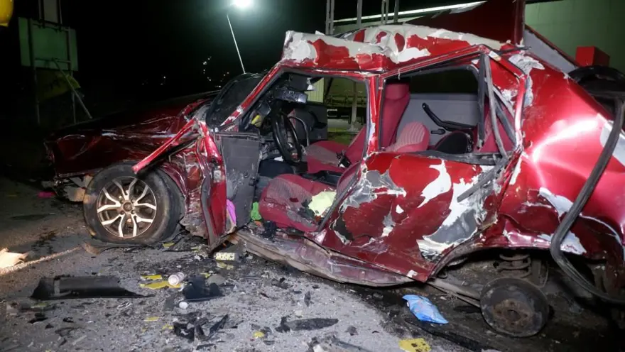 TIR’la çarpışan otomobil hurda yığınına döndü:Sürücü yaşamını yitirdi 3
