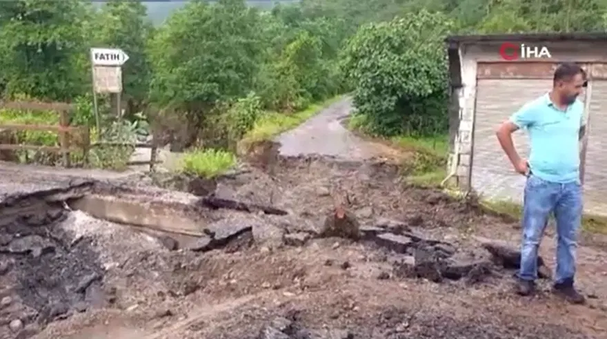 Giresun’u sel vurdu: Karayolu ulaşıma kapandı, bir ev yan yattı 5 Giresun’u sel vurdu: Karayolu ulaşıma kapandı, bir ev yan yattı 5