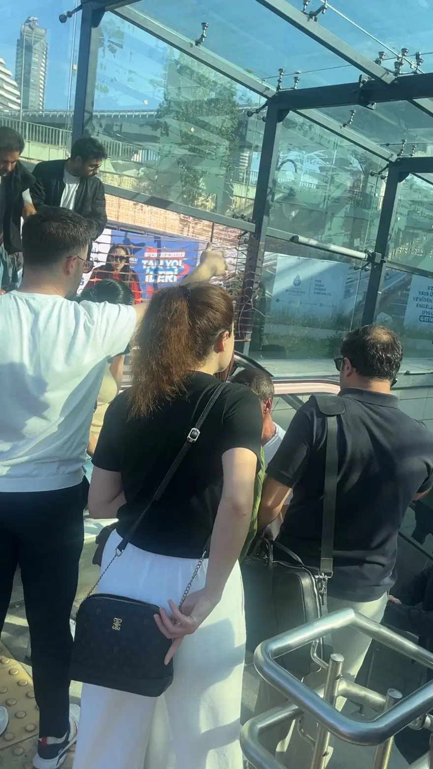 Ünalan metrosunda yürüyen merdivenin basamağı kırıldı: Yoğunluk oluştu 2