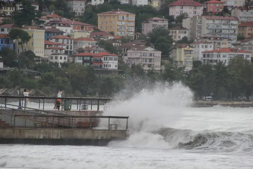Dalgaların boyu 3-4 metreye ulaştı: Şiddetli rüzgar etkili oldu 4 Dalgaların boyu 3-4 metreye ulaştı: Şiddetli rüzgar etkili oldu 4