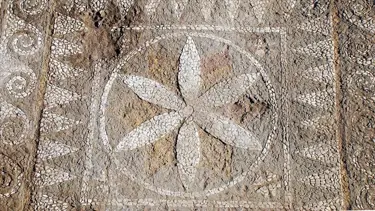 Assos kazısında yeni bulgular: 2200 yıllık mozaik ve 1800 yıllık anıt mezar