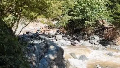 Asırlara meydan okuyan tarihi köprü sel sularına kurban gitti