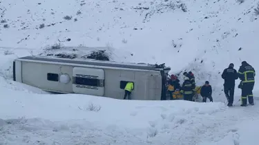 Yolcu otobüsü şarampole devrildi: 1'i ağır 27 yaralı