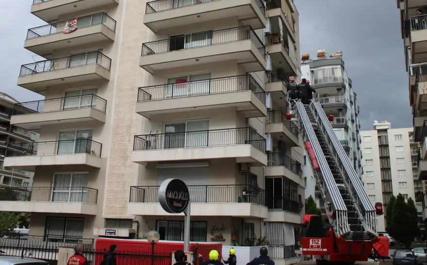 Sinir krizi geçiren kadın mahalleyi ayağa kaldırdı: Eline ne geçerse camdan aşağı attı 3 Sinir krizi geçiren kadın mahalleyi ayağa kaldırdı: Eline ne geçerse camdan aşağı attı 3