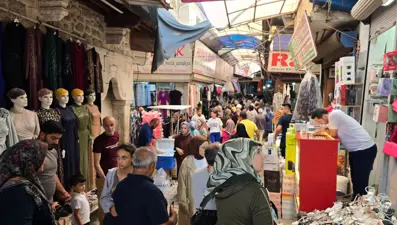 Depremin vurduğu Uzun Çarşı'da bayram yoğunluğu