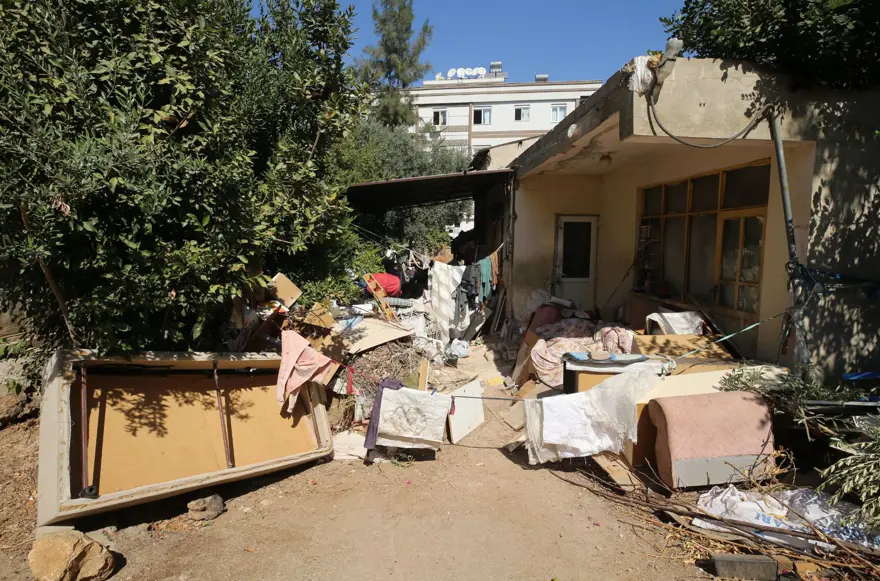 Yer: Antalya! 2 evden 8 kamyon çöp çıktı 2