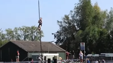 Hollanda'da geleneksel yarış: Su kanalını sırıkla geçtiler