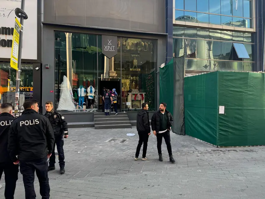 Güngören'deki bir binada kısmen çökme: Bir işçi göçük altında Güngören'deki bir binada kısmen çökme: Bir işçi göçük altında