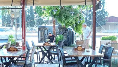 Mersin’de yoldan çıkan araç ağaca çarptı