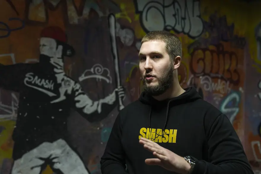 "Deşarj odası"na ilgi yoğun: Balyoz veya beyzbol sopasıyla kırıp döküyorlar 17