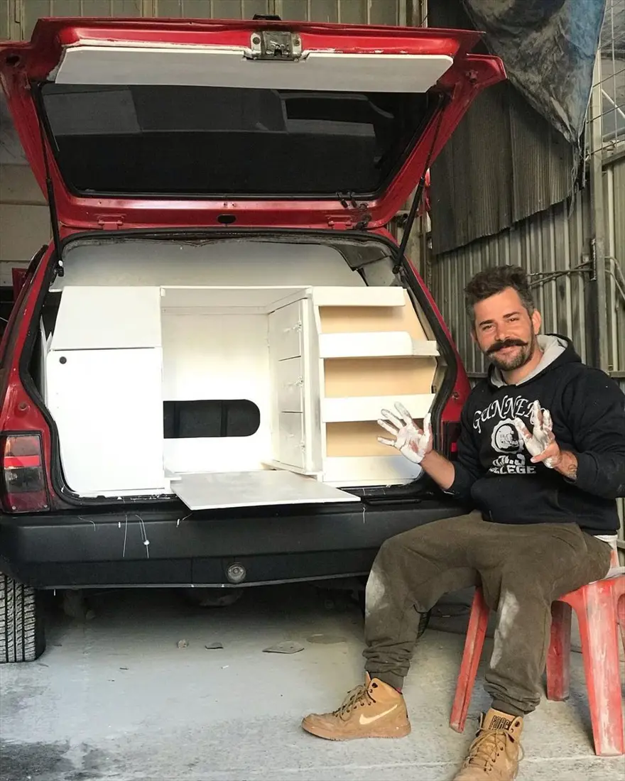 Karavana çevirdiği eski otomobiliyle hayallerinin peşinden gidiyor 4