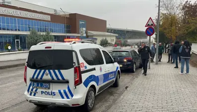 İçinde bulunduğu otomobilin sürücüsünü vurdu