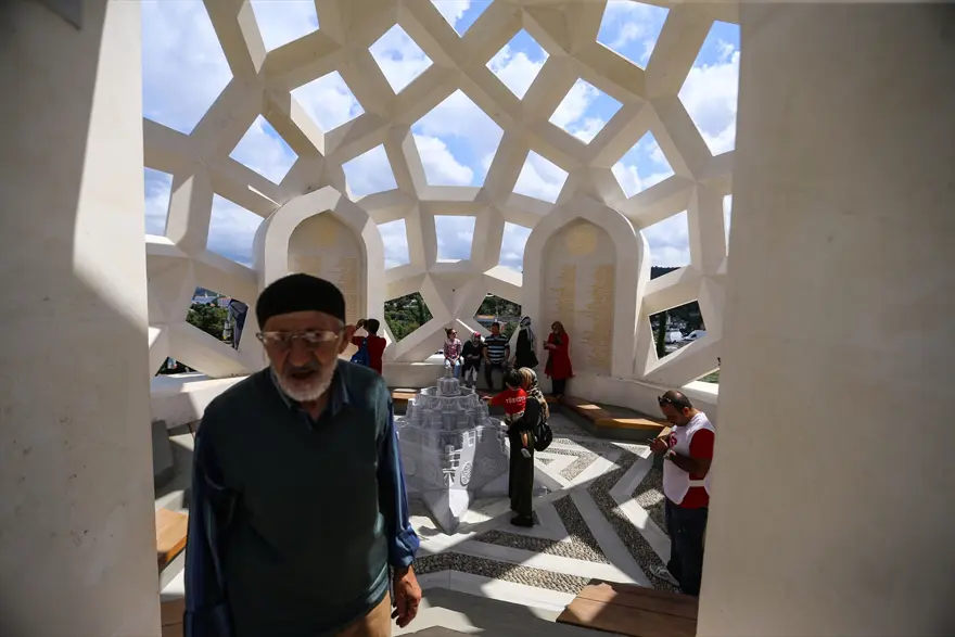 "Şehitler Makamı"na yoğun ilgi 13 "Şehitler Makamı"na yoğun ilgi 13