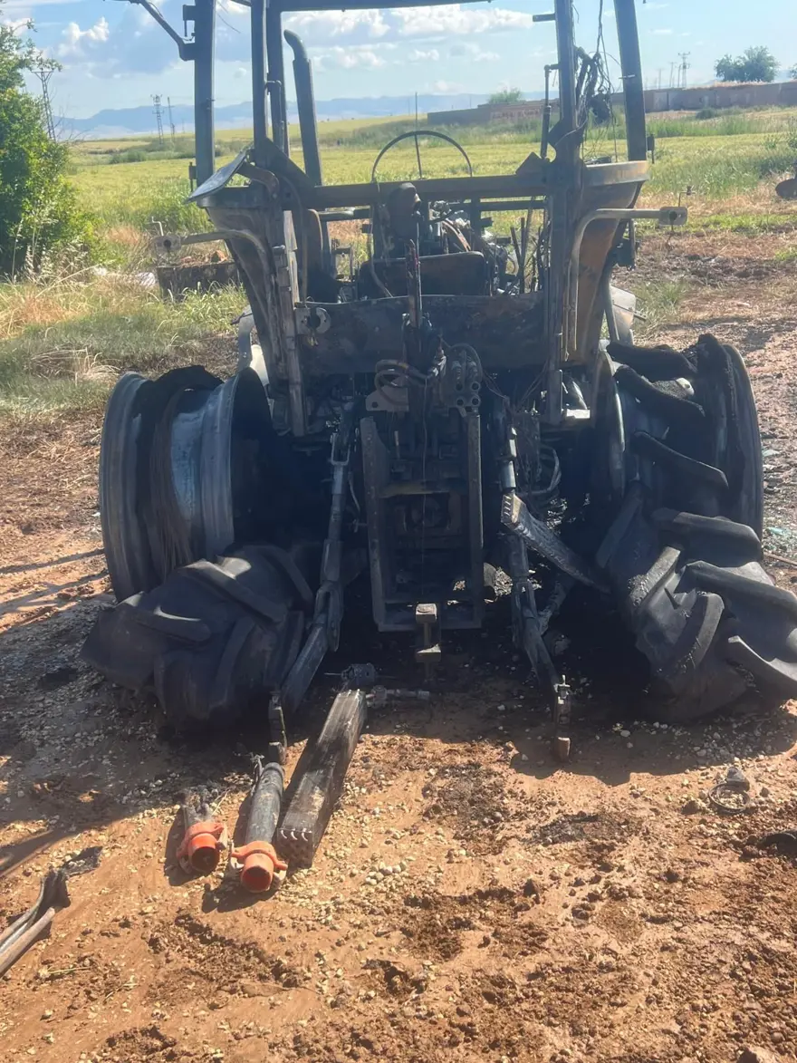 Mardin'de traktör ve trafoları ateşe verdiler 10
