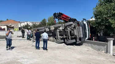 Sivas'ta beton mikseri devrildi, sürücüsü yaralandı