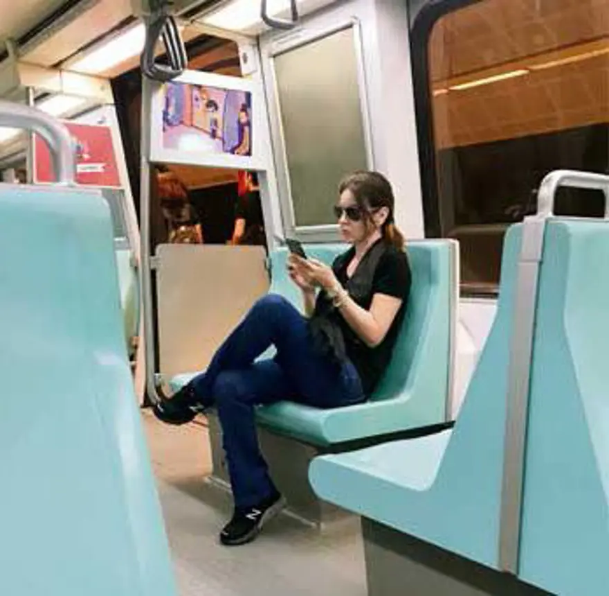 Oyuncu Merve Boluğur otobüste (Toplu taşıma kullanan ünlüler) 27