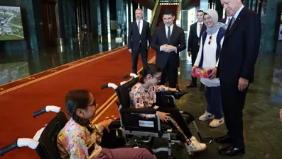 Cumhurbaşkanı Erdoğan, engelli iki kız çocuğunu kabul etti