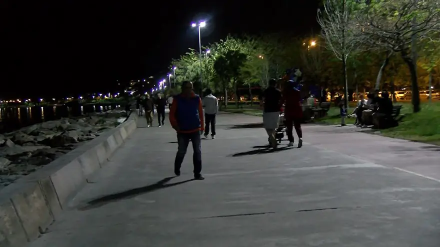 Kartal Sahili’nde yasağa rağmen piknik yaptılar 